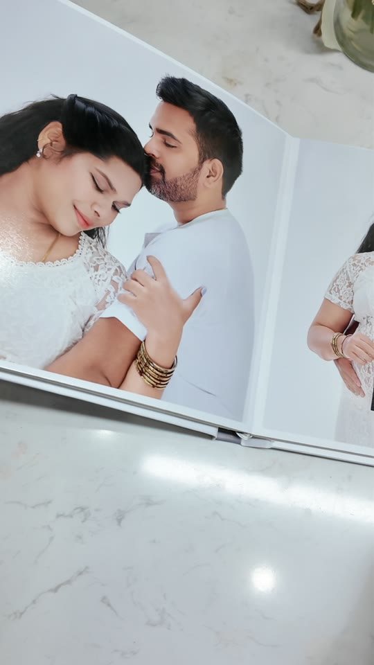 Chụp xong nhận về gì? Lật từng trang album ảnh bầu của gia đình Ấn Độ