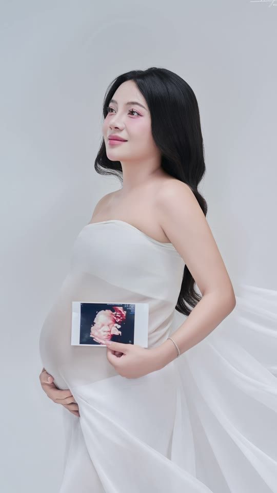 Váy trắng voan bay và tấm ảnh siêu âm của con — bộ ảnh bầu tinh khôi