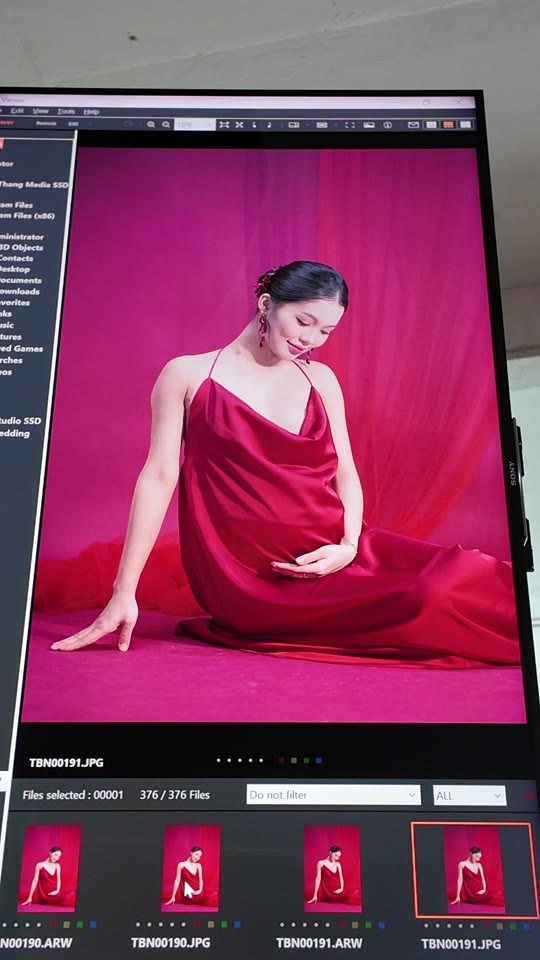 19 giây với concept đỏ: từ set chụp đến tấm ảnh cánh hoa bay