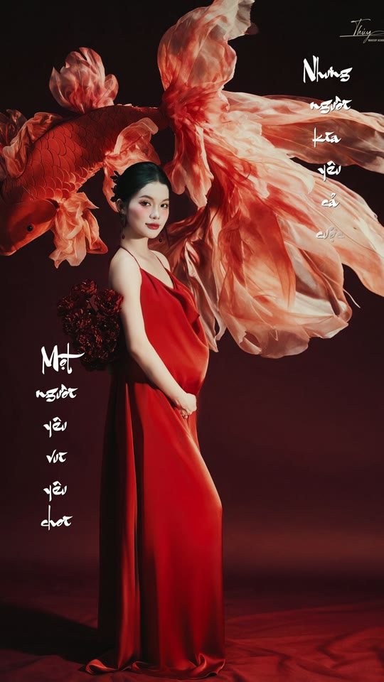 Những dòng thơ viết dọc trên nền đỏ — bộ ảnh bầu đậm chất Á Đông