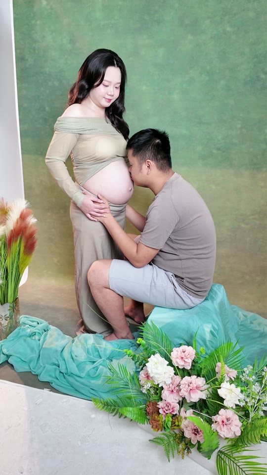 Anh chồng quỳ xuống hôn bụng bầu — khoảnh khắc đẹp nhất buổi chụp