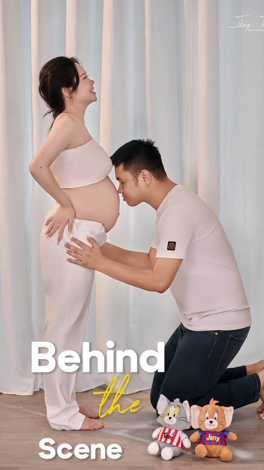 Behind the scene: gấu bông, sofa và anh chồng chiều vợ hết mực