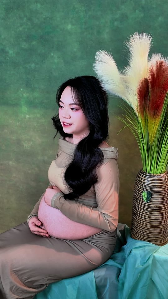 Mẹ bầu vừa làm tóc vừa lướt điện thoại — 39 giây sau đã thành nàng thơ