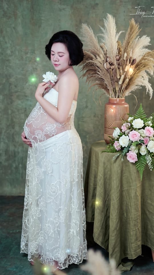 Váy ren trắng và bông hoa nhỏ — bộ ảnh bầu dịu dàng của một mẹ tóc ngắn