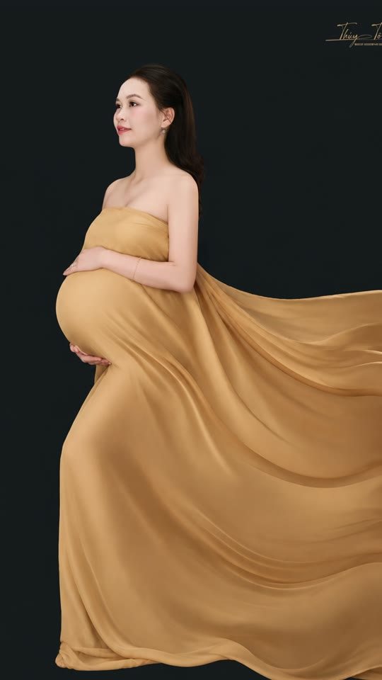 Ảnh tại set và ảnh thành phẩm: tấm lụa vàng hoá đôi cánh cho mẹ bầu