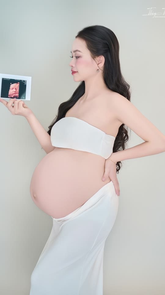 Bụng bầu những tháng cuối lên hình thế nào? Concept trắng tối giản