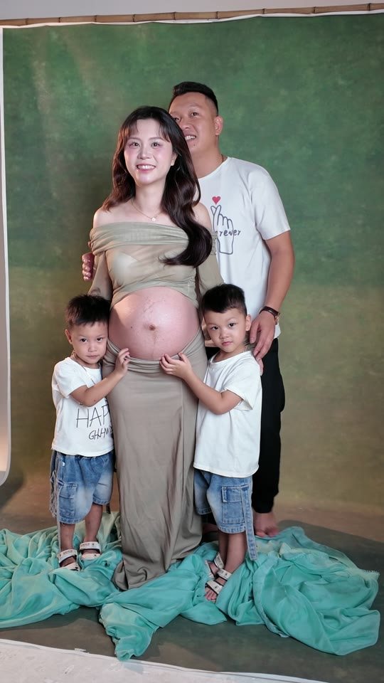 Được cả 3 bố con hộ tống đi chụp ảnh bầu — hôm nay mẹ là nàng thơ quyền lực nhất