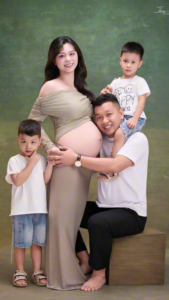 Cả nhà bốn người chờ thành viên thứ năm — bộ ảnh bầu có đủ bố và hai anh