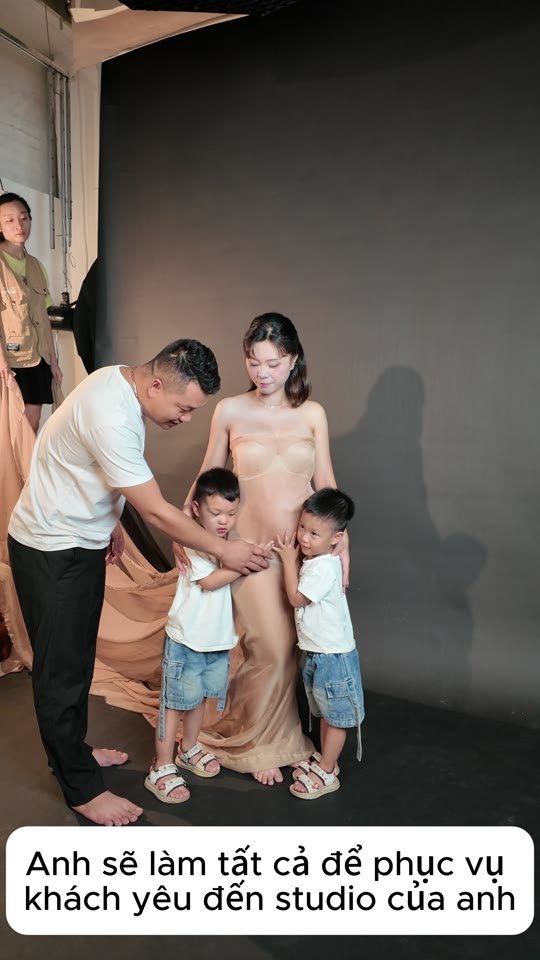 “Anh sẽ làm tất cả để phục vụ khách yêu” — ekip chỉnh dáng cho cả nhà mẹ bầu