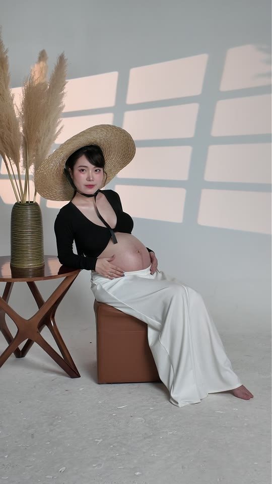 Mẹ bầu đội nón rộng vành phủ voan — concept lạ mà đẹp, chồng cũng vào chụp