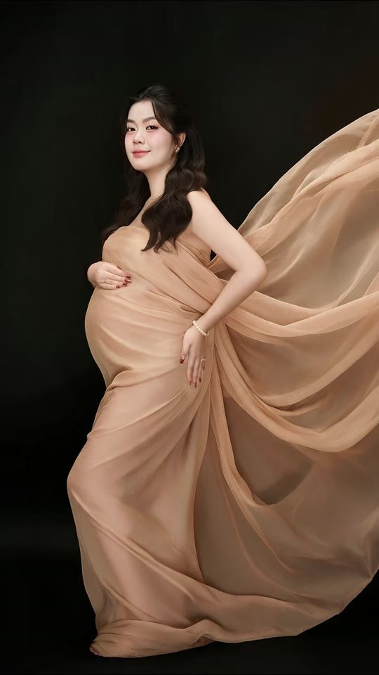 Tháo kính, thay áo choàng — 15 giây sau mẹ bầu đứng giữa sóng lụa