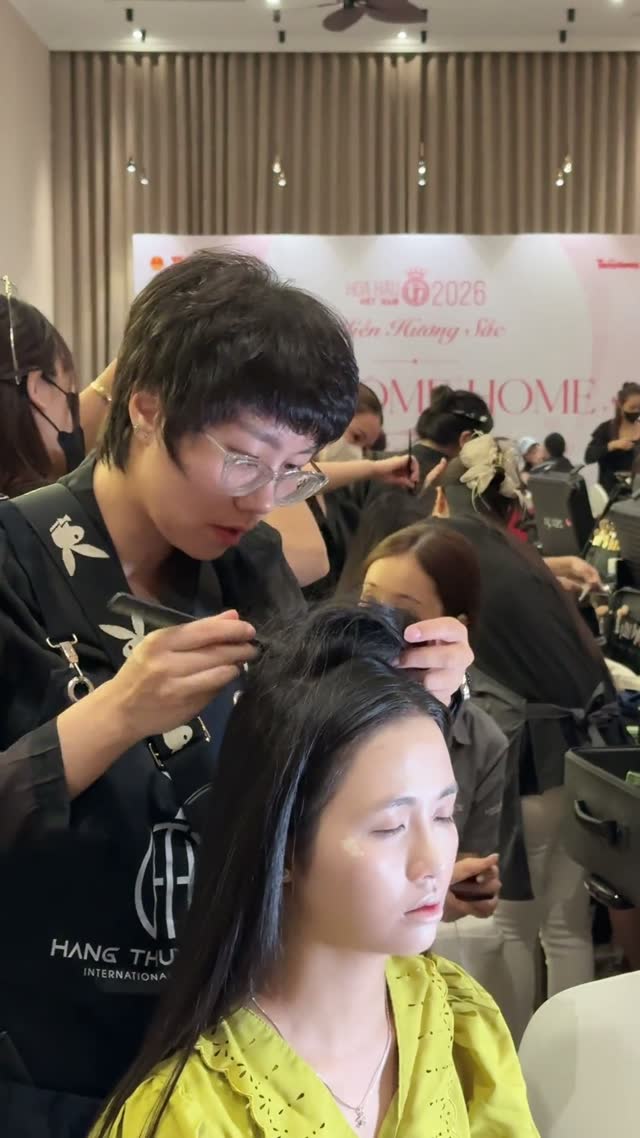 Hậu trường ekip makeup tại sự kiện sắc đẹp — 19/08/2026