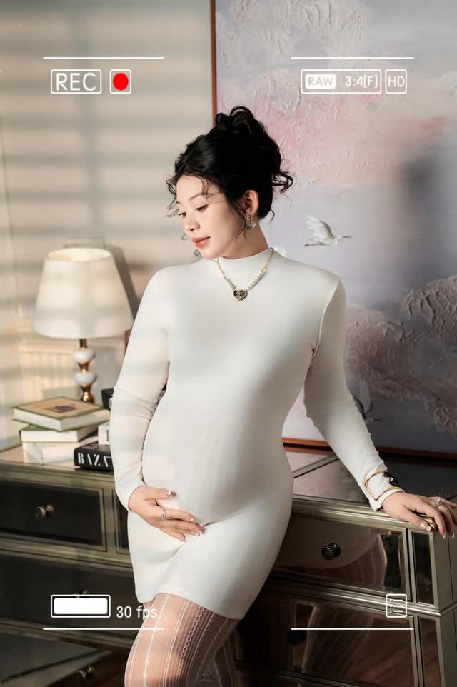 Khoảnh khắc mẹ bầu tại studio