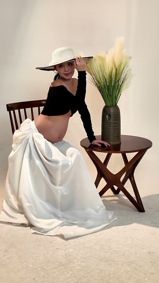 Concept đen, mũ vành rộng và váy lụa trắng