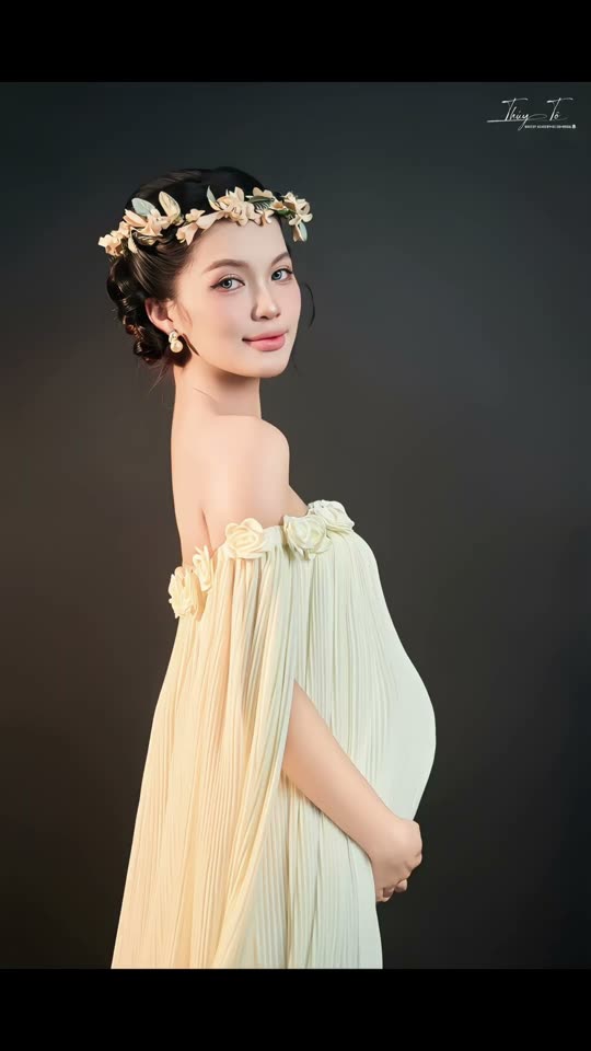 Concept Nam Phương Hoàng Hậu: voan dài, vương miện hoa
